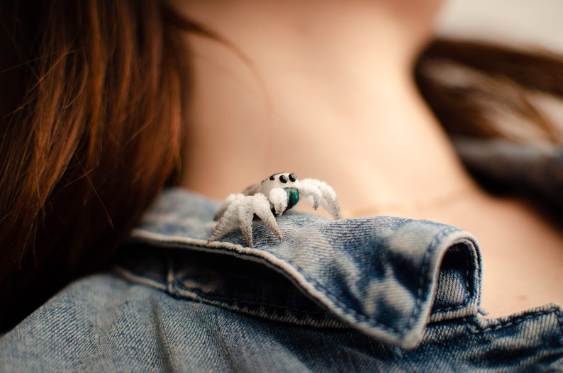 Cute spider pin, jumping spider brooch, realistic figurine, miniature poseable ornament, creepy gift, cute kawaii monster, made to order imagen 8