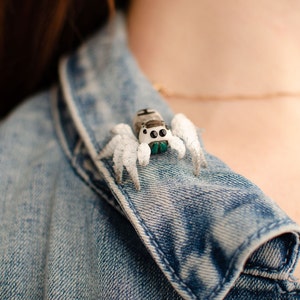 Cute spider pin, jumping spider brooch, realistic figurine, miniature poseable ornament, creepy gift, cute kawaii monster, made to order zdjęcie 2