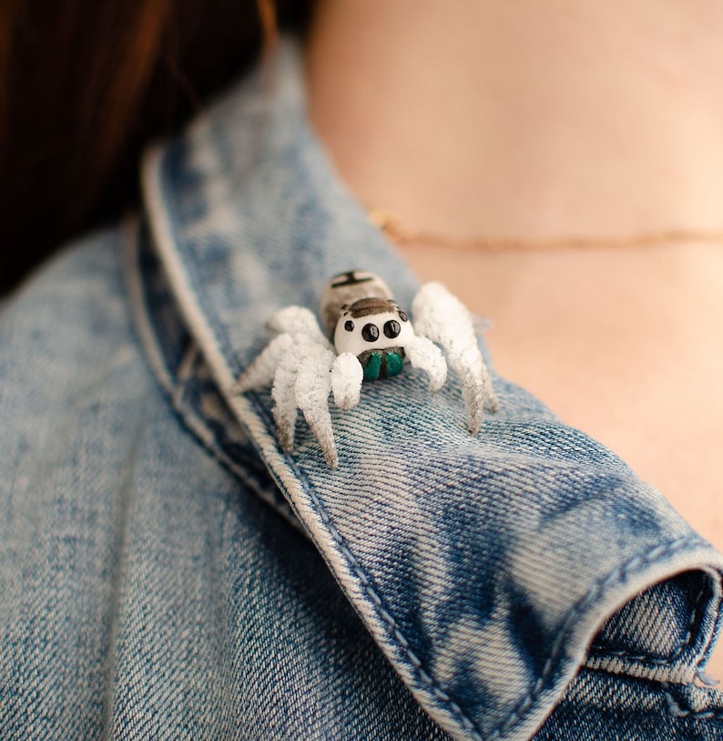 Cute spider pin, jumping spider brooch, realistic figurine, miniature poseable ornament, creepy gift, cute kawaii monster, made to order imagen 2