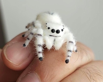 Pin o figura de araña saltarina real, araña peluda pintada a mano, arácnido realista
