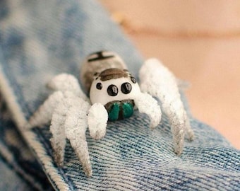 Handmade Poseable Jumping Spider Brooch: Realistic Miniature Insect Pin