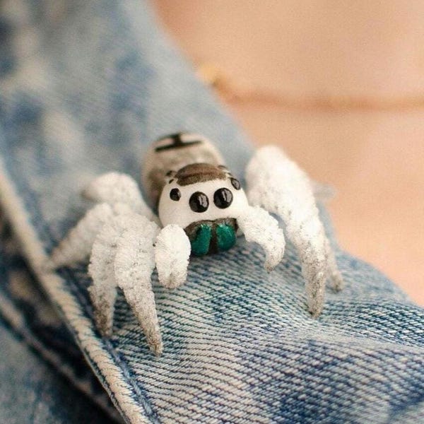 Handgemaakte, beweegbare springspinbroche: realistische miniatuur insectenspeld