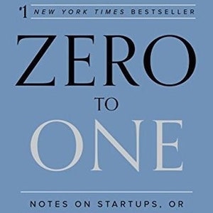 Puede incluir: Una cubierta de libro azul con el título "Zero to One: Notes on Startups, or How to Build the Future" de Peter Thiel con Blake Masters. El libro es un best-seller del New York Times.