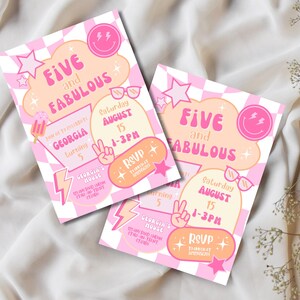 Puede incluir: Dos invitaciones de fiesta rosas y blancas con el texto "Five and Fabulous". Las invitaciones incluyen el nombre "Georgia", la edad "5" y la fecha "15 de agosto". El dise&ntilde;o presenta una carita sonriente, estrellas y un signo de la paz.