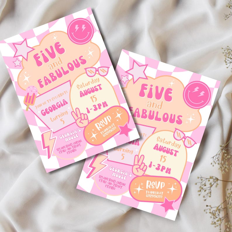Puede incluir: Dos invitaciones de fiesta rosas y blancas con el texto "Five and Fabulous". Las invitaciones incluyen el nombre "Georgia", la edad "5" y la fecha "15 de agosto". El dise&ntilde;o presenta una carita sonriente, estrellas y un signo de la paz.