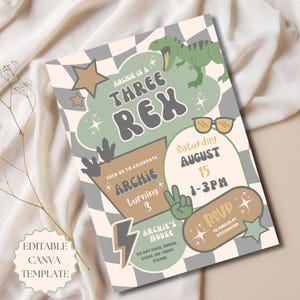 Op de afbeelding: Een uitnodiging voor een feestje met een dinosaurus thema. De uitnodiging toont de tekst "Archie is a Three Rex" met een groene dinosaurus illustratie. Feestdetails en RSVP-informatie zijn ook inbegrepen. De achtergrond heeft een dambordpatroon.