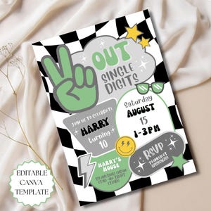 Puede incluir: Una invitación de fiesta con un fondo a cuadros en blanco y negro. La invitación presenta gráficos verdes y grises, incluyendo un signo de la paz y estrellas. El texto incluye "OUT SINGLE DIGITS" y "HARRY turning 10".
