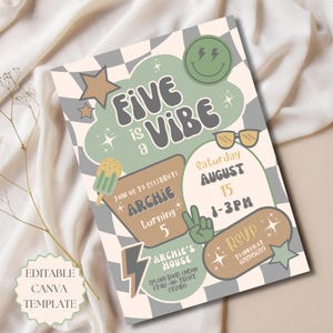Può includere: Un invito di compleanno rettangolare con uno sfondo a scacchi color crema e grigio. Il testo recita Five is a Vibe, Archie turning 5, Saturday August 15, 1-3PM e RSVP to Amelia at 07123456789. Include grafiche di una faccina sorridente, stelle, fulmine, occhiali da sole e gelato.