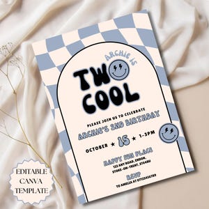 Może przedstawiać: Zaproszenie urodzinowe w stylu retro z jasnoniebieską i kremową kolorystyką. Tekst "TWO COOL" jest wyraźnie widoczny, wraz ze szczegółami 2. urodzin Archiego, w tym datą, godziną i miejscem. Edytowalny szablon Canva.