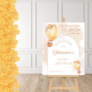 Letrero de bienvenida para baby shower con globo aerostático amarillo, plantilla de Canva editable con globo aerostático amarillo, decoración floral amarilla para baby shower, letrero amarillo