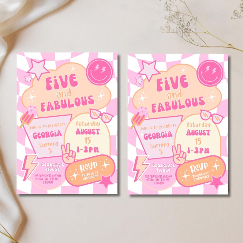 Puede incluir: Dos invitaciones rosas para una fiesta de cumplea&ntilde;os con el texto "Five and Fabulous". Cada invitaci&oacute;n presenta un fondo de tablero de ajedrez rosa y blanco, nubes, estrellas e ilustraciones de helados. Las invitaciones incluyen detalles de la fiesta.