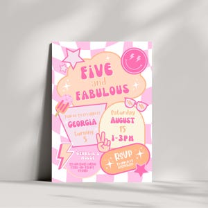 Puede incluir: Una invitaci&oacute;n de fiesta rosa y blanca con el texto "Five and Fabulous". La invitaci&oacute;n incluye detalles para una celebraci&oacute;n de cumplea&ntilde;os, como la fecha, la hora y la informaci&oacute;n de RSVP. El dise&ntilde;o presenta estrellas, un rayo y un signo de la paz.
