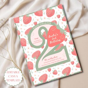 Könnte beinhalten: Geburtstagseinladung mit Erdbeermotiv. Die Einladung enthält den Text "Amelia's 2nd Birthday" und "the party place". Das Design zeigt Erdbeeren und florale Muster auf weißem Hintergrund. Der Text "EDITABLE CANVA TEMPLATE" ist ebenfalls sichtbar.