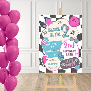 Puede incluir: Un cartel de cumpleaños rectangular sobre un caballete de madera con borde de cuadros blancos y negros, gráficos rosas y azules que incluyen una cara sonriente, gafas de sol y un helado, con el texto Blink & I'm 2, Welcome to Amelia's 2nd Birthday Bash.