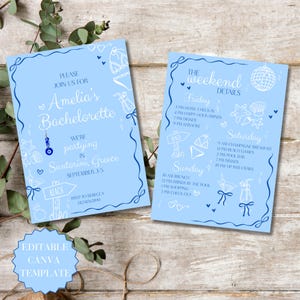 Pode incluir: Dois convites azul claro para despedida de solteira com texto e ilustrações brancas. O convite da esquerda diz "Amelia's Bachelorette" e o da direita lista os detalhes do fim de semana. Os convites estão sobre uma superfície de madeira.