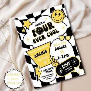 Pode incluir: Um convite de aniversário xadrez em preto e branco com detalhes em amarelo. O convite diz "Archie is Four Ever Cool" e inclui detalhes do evento. É um modelo Canva com detalhes de RSVP e endereço.