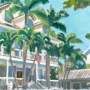 Puede incluir: Una pintura de una casa blanca con molduras azules y una valla blanca de madera. La casa tiene dos pisos y un balcón. Hay tres palmeras frente a la casa. Una bandera estadounidense cuelga del balcón.