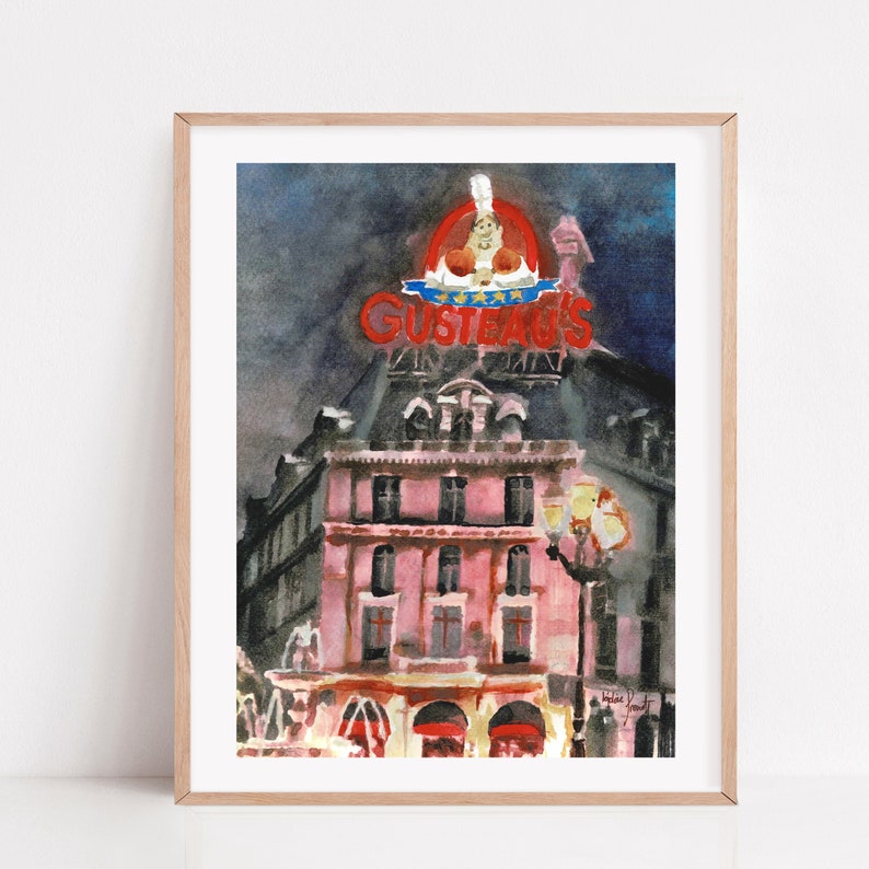 Pode incluir: Uma pintura em aquarela de um edif&iacute;cio rosa com uma placa de n&eacute;on vermelha que diz "Gusteau's" com um chef de cozinha usando um chap&eacute;u de cozinheiro e uma camisa listrada vermelha e branca na placa. O edif&iacute;cio est&aacute; iluminado &agrave; noite e h&aacute; postes de luz na rua.