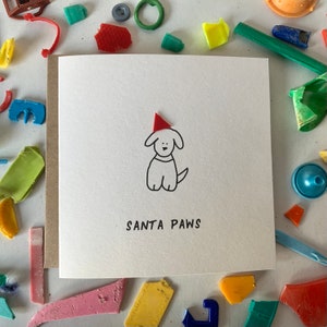 Pattes de Père Noël ! Carte de Noël chiot mignon, carte de Noël durable, plastique nettoyé à la plage, carte de Noël écologique, Noël excentrique