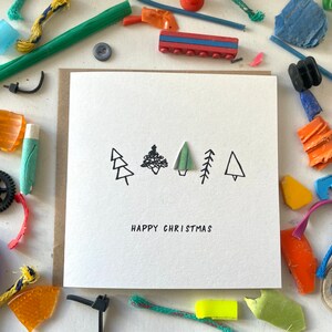 Buon Natale! Carina cartolina di Natale nei boschi, cartolina di Natale sostenibile, amante della foresta, plastica pulita dalla spiaggia, cartolina di Natale ecologica