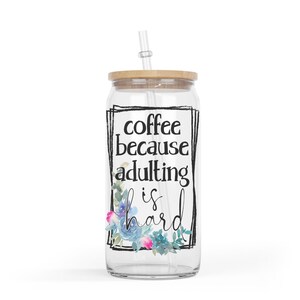 Eiskaffeeglas mit Deckel, Kaffee, weil Erwachsenenbildung hart ist Bierglasdose mit Deckel, Lustige Kaffeetasse, Glasbecher mit Deckel und Strohhalm