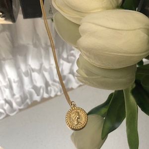 Sterling Silver Yellow Gold Plated Coin Medallion Queen Elizabeth Regine Pendant Necklace Vintage