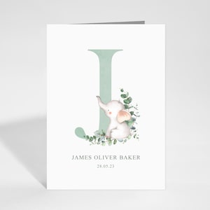 Tarjeta de felicitación personalizada para el nacimiento de un bebé con un elefante en acuarela. Personalizable para bebés, niños y niñas. Inicial en verde salvia. Lindo elefante.