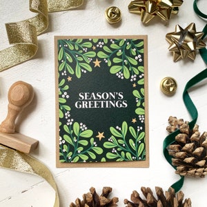 Cartolina di Natale fatta a mano di vischio e stelle, cartolina di Natale di lusso, cartolina di Natale di auguri di stagione