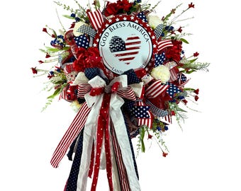 Ghirlanda patriottica "Dio benedica l'America" per la porta d'ingresso - Ghirlanda in rete decorativa rossa, bianca e blu con fiocco di stoffa, cartello in metallo, decorazione per il 4 luglio