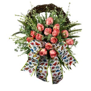 Schmetterlingskranz mit Rosen, 74 cm Frühling Sommer Blumenkranz, Gartenkranz mit rosa Blumen, Haustürdekor, wunderlicher Schleifenkranz