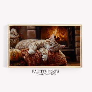 Puede incluir: Un gato atigrado duerme plácidamente sobre una manta de punto delante de una chimenea. El gato está enroscado con las patas metidas debajo de la barbilla. Una calabaza se encuentra en el suelo junto al gato.