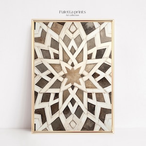 Può includere: Una stampa incorniciata di un motivo geometrico in tonalità di marrone e bianco. Il motivo ricorda l'arte islamica e presenta una stella centrale.