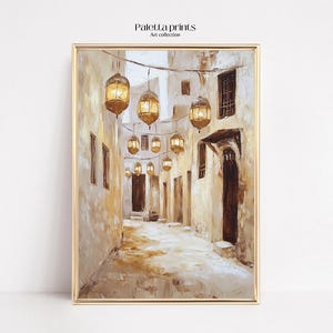 Pode incluir: Uma pintura de uma rua estreita numa cidade do Médio Oriente. A rua é ladeada por edifícios brancos e tem lanternas penduradas. As lanternas estão acesas e projetam um brilho quente na rua.