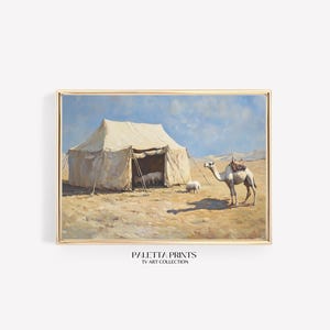 Puede incluir: Una pintura de una tienda de campaña blanca con un camello y ovejas en el desierto. La tienda de campaña está hecha de lona y tiene una solapa abierta. El camello está de pie en la arena y tiene una silla de montar en su espalda. Las ovejas están pastando en la hierba.