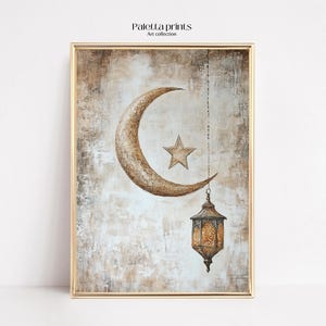 Op de afbeelding: Ingelijste kunstdruk met een halve maan, ster en lantaarn in goud- en bruintinten. Het kunstwerk heeft een textuur, neutrale achtergrond. De tekst "Paletta prints Art collection" staat linksboven.