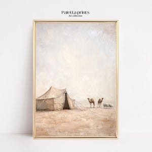 Puede incluir: Una pintura de un paisaje desértico con una tienda de campaña blanca, dos camellos y algunas ovejas. El cielo es de un azul claro con algunas nubes. El suelo es de color marrón claro.