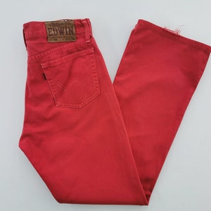 Op de afbeelding: Felrood Edwin jeans met een klassiek vijf-zakken ontwerp. De jeans hebben een leren patch met het Edwin logo. De broek is gemaakt van een duurzaam materiaal.