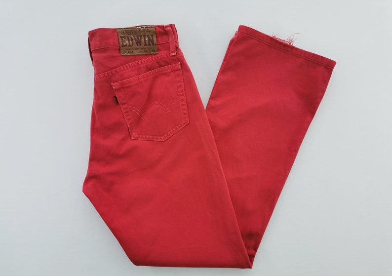 Op de afbeelding: Felrood Edwin jeans met een klassiek vijf-zakken ontwerp. De jeans hebben een leren patch met het Edwin logo. De broek is gemaakt van een duurzaam materiaal.