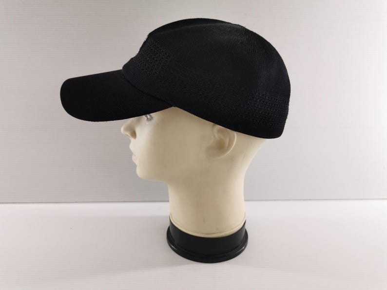 Puede incluir: Gorra de b&eacute;isbol negra con visera curva, exhibida en una cabeza de maniqu&iacute;. La gorra tiene una tela texturizada y transpirable en la corona y una visera s&oacute;lida. El sombrero est&aacute; dise&ntilde;ado para la protecci&oacute;n solar y el uso casual.