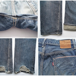 Pu&ograve; includere: Primi piani di jeans di denim blu, che mostrano dettagli come le cuciture, le aree usurate e l'orlo ripiegato che rivela un bordo rosso e bianco. La tasca posteriore ha un'etichetta rossa.