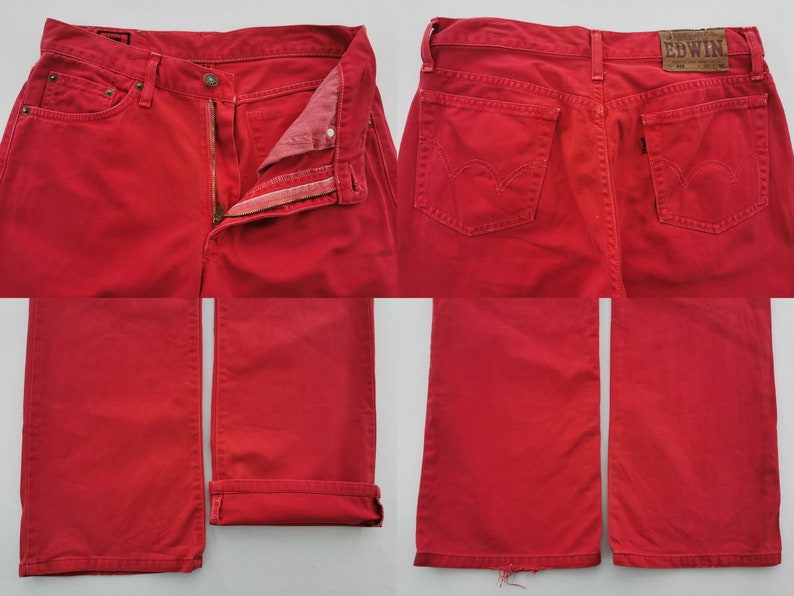 Op de afbeelding: Felrode denim jeans met een klassiek ontwerp met vijf zakken. De jeans hebben een knoop- en ritssluiting, riemlussen en het Edwin-merklabel op de achterkant. De jeans worden vanuit meerdere hoeken getoond.