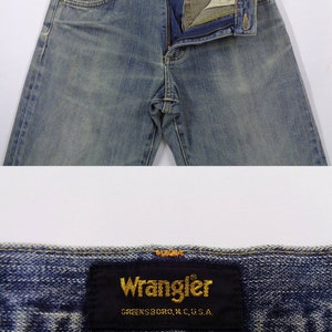 Pu&ograve; includere: Jeans Wrangler in denim blu con chiusura con bottone e cerniera. I jeans hanno un classico design a cinque tasche e un lavaggio sbiadito. L'etichetta Wrangler &egrave; visibile sulla tasca posteriore.