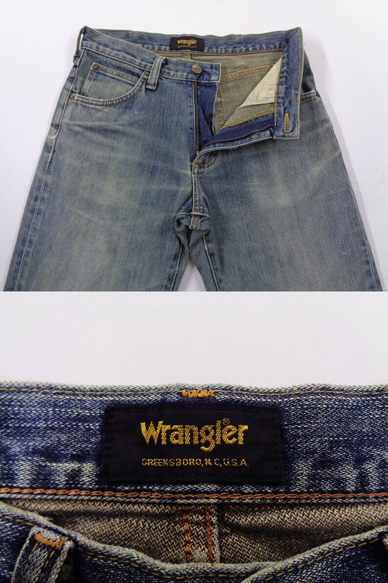 Pu&ograve; includere: Jeans Wrangler in denim blu con chiusura con bottone e cerniera. I jeans hanno un classico design a cinque tasche e un lavaggio sbiadito. L'etichetta Wrangler &egrave; visibile sulla tasca posteriore.