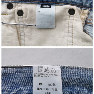 Puede incluir: Primer plano del interior de unos vaqueros azules. Los vaqueros son talla 33x34. Las etiquetas muestran instrucciones de cuidado y la composici&oacute;n de la tela, incluyendo 100% algod&oacute;n. La marca es "EDWIN".