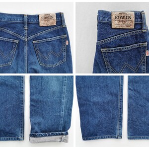 Puede incluir: Imagen de cuatro paneles de vaqueros de mezclilla azules. Los vaqueros tienen un dise&ntilde;o cl&aacute;sico de cinco bolsillos, con un parche de cuero y una etiqueta roja. Los bolsillos traseros presentan costuras distintivas en forma de W. Los vaqueros est&aacute;n doblados para mostrar los pu&ntilde;os.