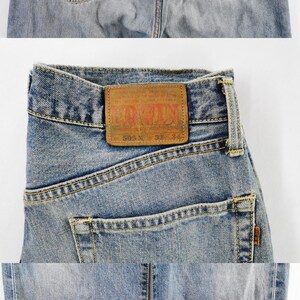 Puede incluir: Vaqueros de mezclilla azul claro descoloridos. Se ven los bolsillos traseros, la cintura y un parche de cuero marr&oacute;n con el nombre de la marca. Jeans de estilo cl&aacute;sico.