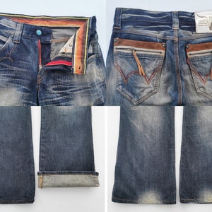 Pu&ograve; includere: Jeans in denim blu slavato con dettagli unici. Presentano una cerniera rossa, dettagli in pelle marrone sulle tasche posteriori e una cintura decorativa. I jeans sono a zampa e hanno orli risvoltati.