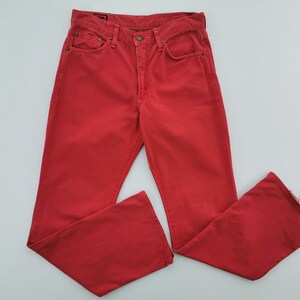 Op de afbeelding: Felrode denim broek met een klassiek vijf-zakken ontwerp. De broek heeft een rechte pijp en is gemaakt van een duurzame katoenmix. De jeans heeft een heldere rode tint, perfect om een vleugje kleur aan elke outfit toe te voegen.