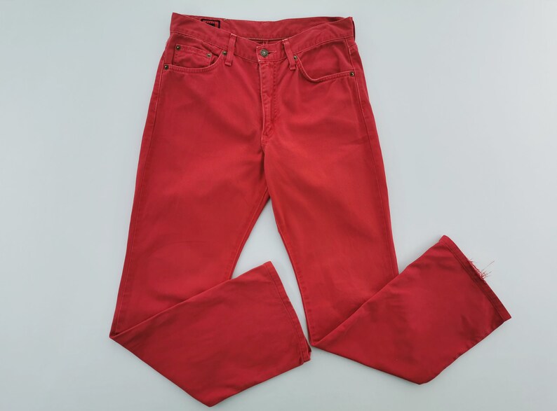 Op de afbeelding: Felrode denim broek met een klassiek vijf-zakken ontwerp. De broek heeft een rechte pijp en is gemaakt van een duurzame katoenmix. De jeans heeft een heldere rode tint, perfect om een vleugje kleur aan elke outfit toe te voegen.