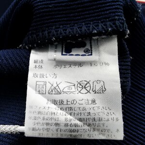 Pu&ograve; includere: Set di tre tazze in ceramica con finitura opaca e macchiettata. Le tazze sono nei toni del crema, grigio chiaro e grigio scuro. Design minimalista per caff&egrave; o t&egrave;.